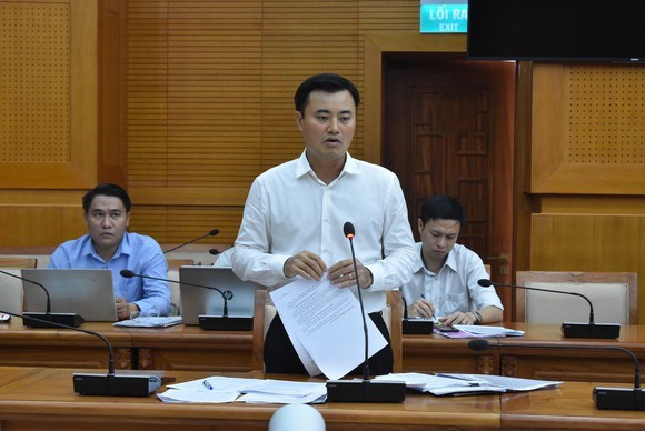 Ưu tiên các giải pháp thúc đẩy tiến độ đầu tư, xây dựng các công trình giao thông, đặc biệt là các công trình trọng điểm như Vành đai 3, Vành đai 2, Vành đai 4, Cao tốc TPHCM - Mộc Bài, nút giao An Phú, quốc lộ 50, tuyến metro số 2... Ưu tiên thúc đẩy các dự án cải tạo, nâng cấp, xây dựng mới các tuyến đường giao thông hướng tâm kết nối cửa ngõ thành phố và kết nối Vùng; cải thiện giao thông kết nối các khu vực cảng biển Cát Lái – Phú Hữu, cảng biển Hiệp Phước. Chỉ đạo và phối hợp thực hiện đẩy nhanh tiến độ xây dựng các công trình kết nối cảng hàng không quốc tế Tân Sơn Nhất, cảng hàng không quốc tế Long Thành.