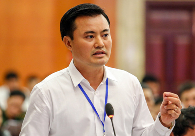 Ông Cường đưa ra nhiều giải pháp cụ thể cho lĩnh vực pháp lý trong đầu tư xây dựng, trong đó tập trung cải cách thủ tục hành chính theo hướng đơn giản, đồng bộ, số hóa dữ liệu; rà soát các vướng mắc, sự chồng chéo của quy định pháp luật về quy hoạch, đầu tư xây dựng, đấu thầu, quản lý chất lượng, khai thác quyền sử dụng, quản lý khai thác vận hành... trong các lĩnh vực, chuyên ngành đô thị; kiến nghị kịp thời các bộ - ngành, Chính phủ xem xét sửa đổi, bổ sung các quy định pháp luật để cải thiện môi trường đầu tư, kinh doanh, phát triển thị trường bất động sản, phát triển đô thị của Thành phố.