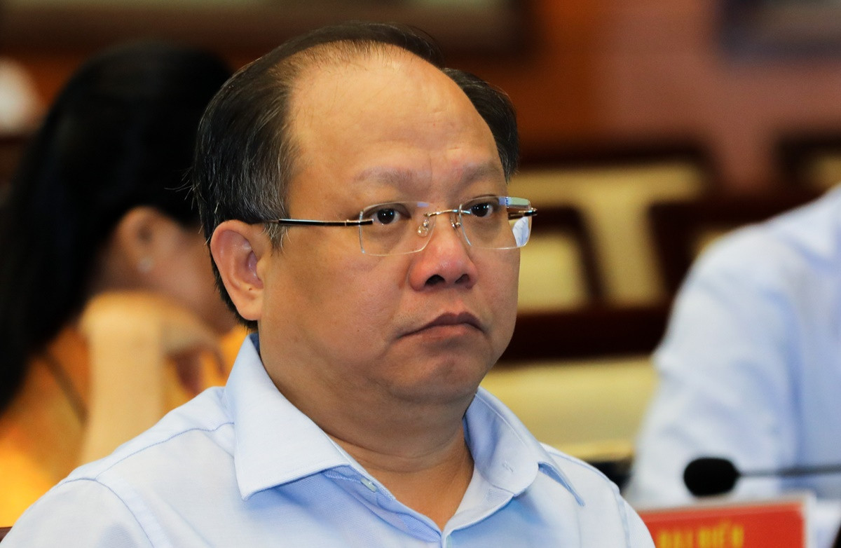 Ông Tất Thành Cang sinh năm 1971. Trước khi bị khởi tố, bắt giam đến xét xử và bị tuyên án trong một số vụ án trên, ông Cang từng có quan lộ thênh thang, đỉnh cao danh vọng. 