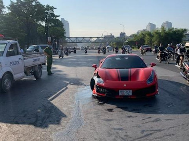 Tuy nhiên, khi CSGT tiếp nhận hiện trường, qua khai thác lời khai ban đầu từ cô gái, tài xế chiếc xe được ghi nhận là anh H.B.V. Tuy nhiên, thời điểm đó người đàn ông trên không có mặt ở hiện trường. Cô gái khai nhận là ngồi cùng trên xe và không cầm lái. 