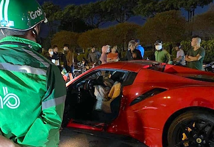 Siêu xe Ferrari đâm xe máy tại Hà Nội, một người tử vong Sieu xe Ferrari dam xe may tai Ha Noi, mot nguoi tu vong