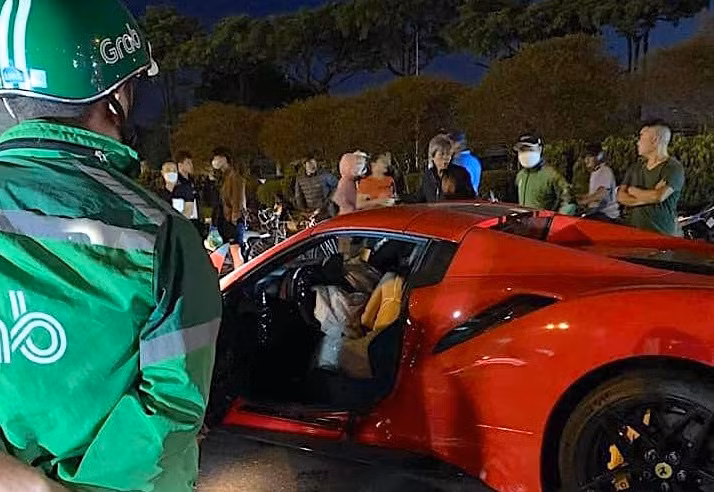 Sieu xe Ferrari dam xe may tai Ha Noi, mot nguoi tu vong