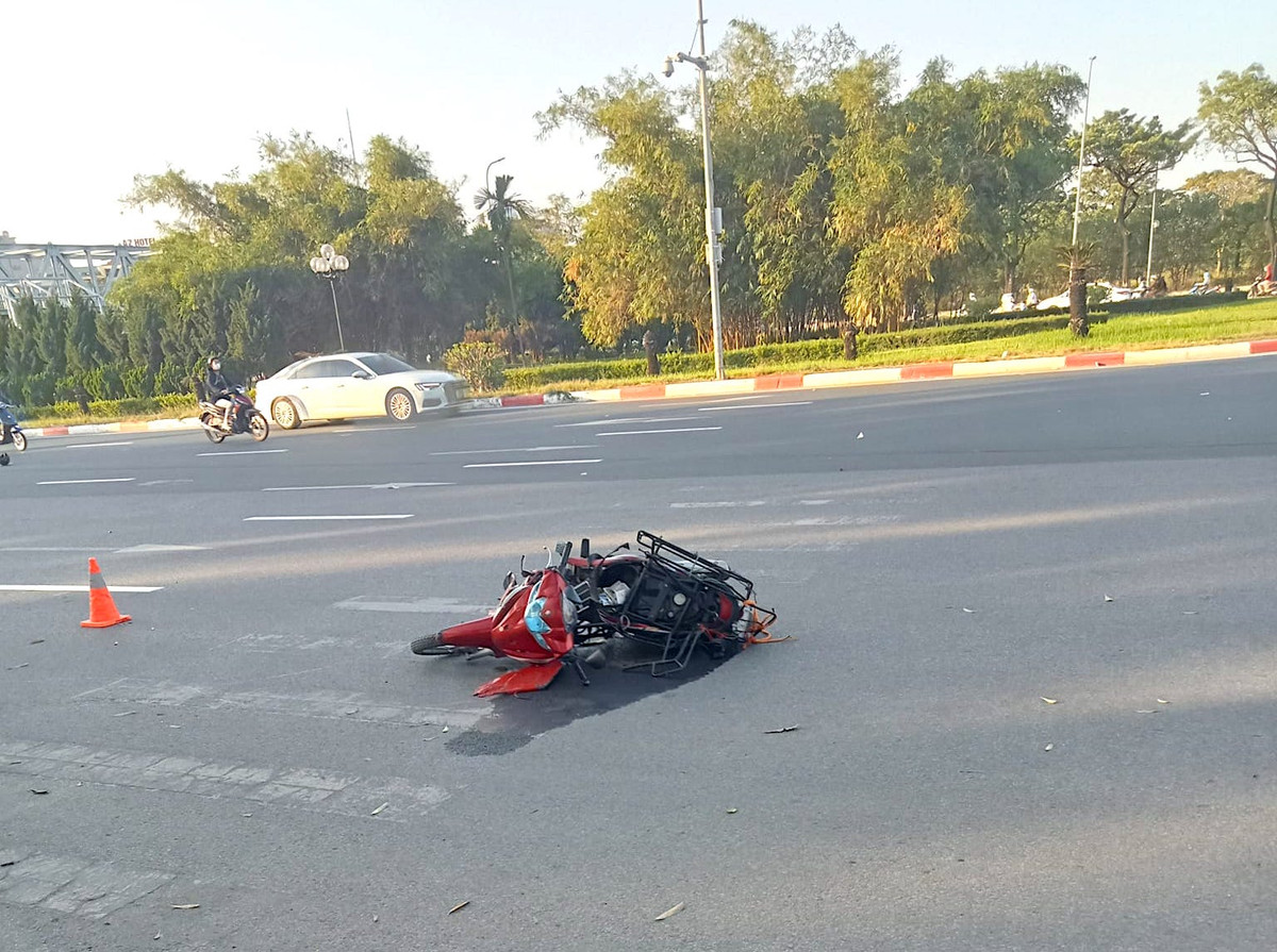 Chiếc xe máy tại hiện trường sau va chạm.