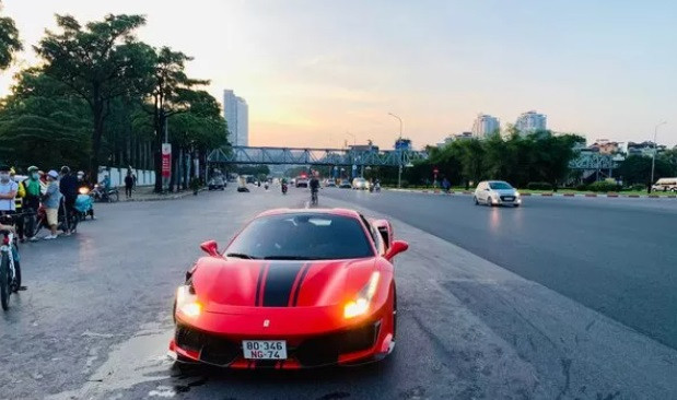 Chiếc siêu xe Ferrari BKS 80-3xx-NG-xx được cho là do anh H.B.V (SN 1997) điều khiển. Tuy nhiên, trên mạng xã hội lan truyền hình ảnh cô gái trẻ mặc váy trắng xuất hiện bên cạnh ôtô Ferrari 488 trên. Thậm chí cô gái còn ngồi trên ghế lái của chiếc siêu xe. 