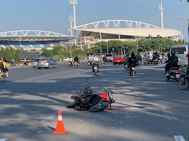 Hiện Phòng Cảnh sát Hình sự, Công an Hà Nội đang phối hợp với lực lượng CSGT để trích xuất camera quanh khu vực sân vận động Mỹ Đình (đoạn giáp phố Lê Quang Đạo, quận Nam Từ Liêm), làm rõ nguyên nhân vụ việc. 