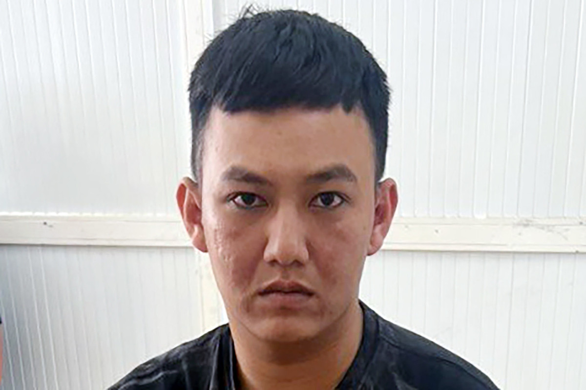  Nghi phạm trốn truy nã đang thủ súng điện trong khách sạn. Ngày 7/10, Công an TP Bảo Lộc (Lâm Đồng) đã bàn giao Huỳnh Tấn Luân, nghi phạm đang bị truy nã về tội Cố ý gây thương tích cho Công an huyện Cai Lậy, tỉnh Tiền Giang. Luân bị công an huyện Cai Lậy truy nã về tội Cố ý gây thương tích, hồi tháng 4/2021. Sau khi rời khỏi địa phương, Luân tới Bảo Lộc lẩn trốn. Ngày 10/5, khi Luân đang ở trong khách sạn, liền bị cảnh sát ập vào khống chế, thu giữ trong người nhiều dao cùng súng điện.