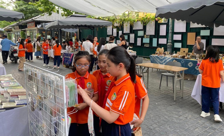 Nhieu hoat dong hap dan “Pho sach thang 10” chu de “Ngon ngu va nguon coi”