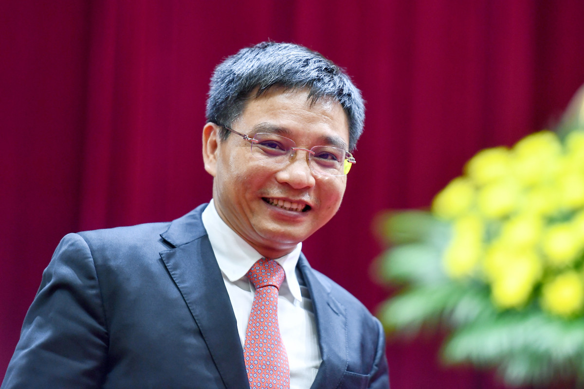 Ông Nguyễn Văn Thắng từng trải qua nhiều vị trí công tác: Cán bộ Phòng Kinh doanh đối ngoại, Ngân hàng Công Thương Việt Nam - Chi nhánh Ba Đình; Thư ký Tổng Giám đốc, Văn phòng Tổng Giám đốc Ngân hàng Công Thương Việt Nam; Phó Chánh Văn phòng Tổng Giám đốc Ngân hàng Công Thương Việt Nam; Phó Phòng Khách hàng Doanh nghiệp lớn, Ngân hàng Công Thương Việt Nam; Bí thư Chi bộ, Trưởng phòng Khách hàng Doanh nghiệp lớn, Ngân hàng Công Thương Việt Nam. 