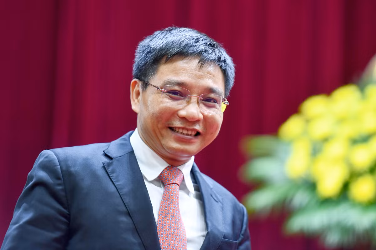 Ông Nguyễn Văn Thắng từng trải qua nhiều vị trí công tác: Cán bộ Phòng Kinh doanh đối ngoại, Ngân hàng Công Thương Việt Nam - Chi nhánh Ba Đình; Thư ký Tổng Giám đốc, Văn phòng Tổng Giám đốc Ngân hàng Công Thương Việt Nam; Phó Chánh Văn phòng Tổng Giám đốc Ngân hàng Công Thương Việt Nam; Phó Phòng Khách hàng Doanh nghiệp lớn, Ngân hàng Công Thương Việt Nam; Bí thư Chi bộ, Trưởng phòng Khách hàng Doanh nghiệp lớn, Ngân hàng Công Thương Việt Nam. 