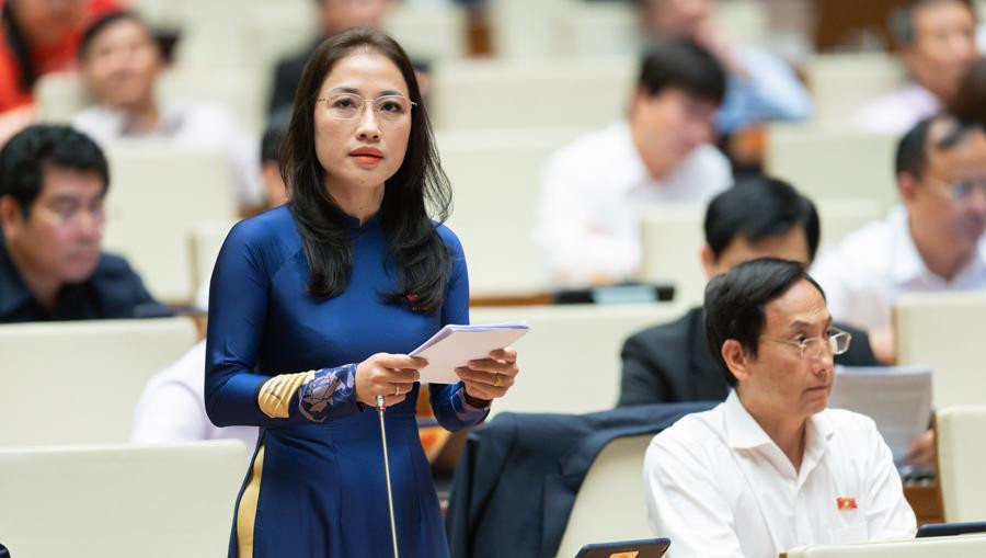  ĐBQH Trần Khánh Thu (Thái Bình): “Tình trạng nhân viên y tế nghỉ việc và làn sóng chuyển việc từ khu vực công lập sang khu vực tư, đặc biệt là sau hơn 2 năm phòng, chống dịch covid-19. Với kế hoạch đặt ra chỉ tiêu phấn đấu năm 2023 đạt 12 bác sỹ/10.000 dân cũng là một thách thức lớn với ngành y tế nếu như không có giải pháp căn cơ bởi đào tạo đc 1 cán bộ y tế giỏi không phải 1 sớm 1 chiều”.