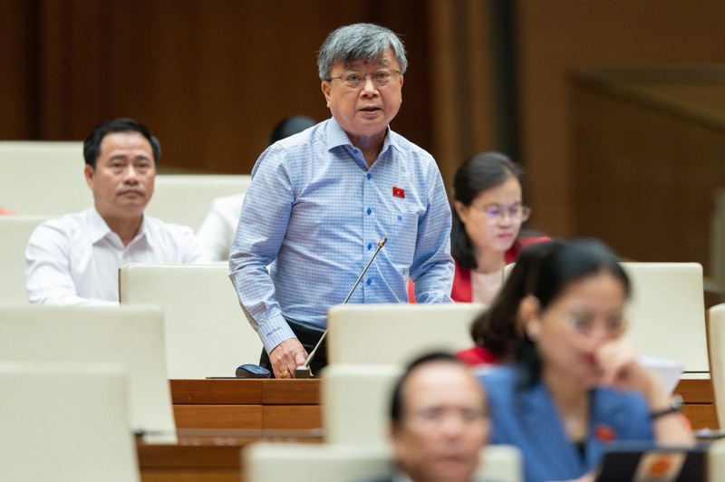 ĐBQH Trương Trọng Nghĩa – Đoàn ĐBQH TPHCM: “Các bộ, ngành trung ương phải là cầu nối thông suốt giữa Thủ tướng với chính quyền các tỉnh, thành phố, là trợ thủ đắc lực cho các doanh nghiệp. Tuyệt đối không thể là các trạm gác quan liêu, vô cảm, thậm chí nhũng nhiễu".