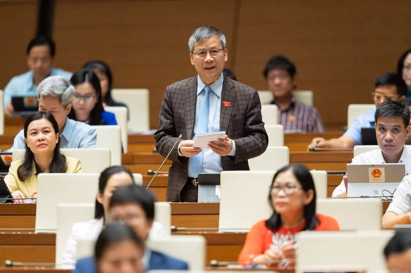  ĐBQH Nguyễn Anh Trí (TP Hà Nội): “Y tế nước ta đã và đang bị chao đảo. Đó là tình trạng cán bộ y tế ồ ạt xin ra khỏi khu vực công; thuốc men, sinh phẩm vẫn bị thiếu; việc mua sắm các thiết bị cho bệnh viện đang bị đứt gãy, đình đốn; vấn đề tự chủ bệnh viện có nguy cơ bị đổ vỡ. Dù với lý do nào mà không có thuốc để điều trị cho bệnh nhân là có lỗi nặng với Nhân dân".