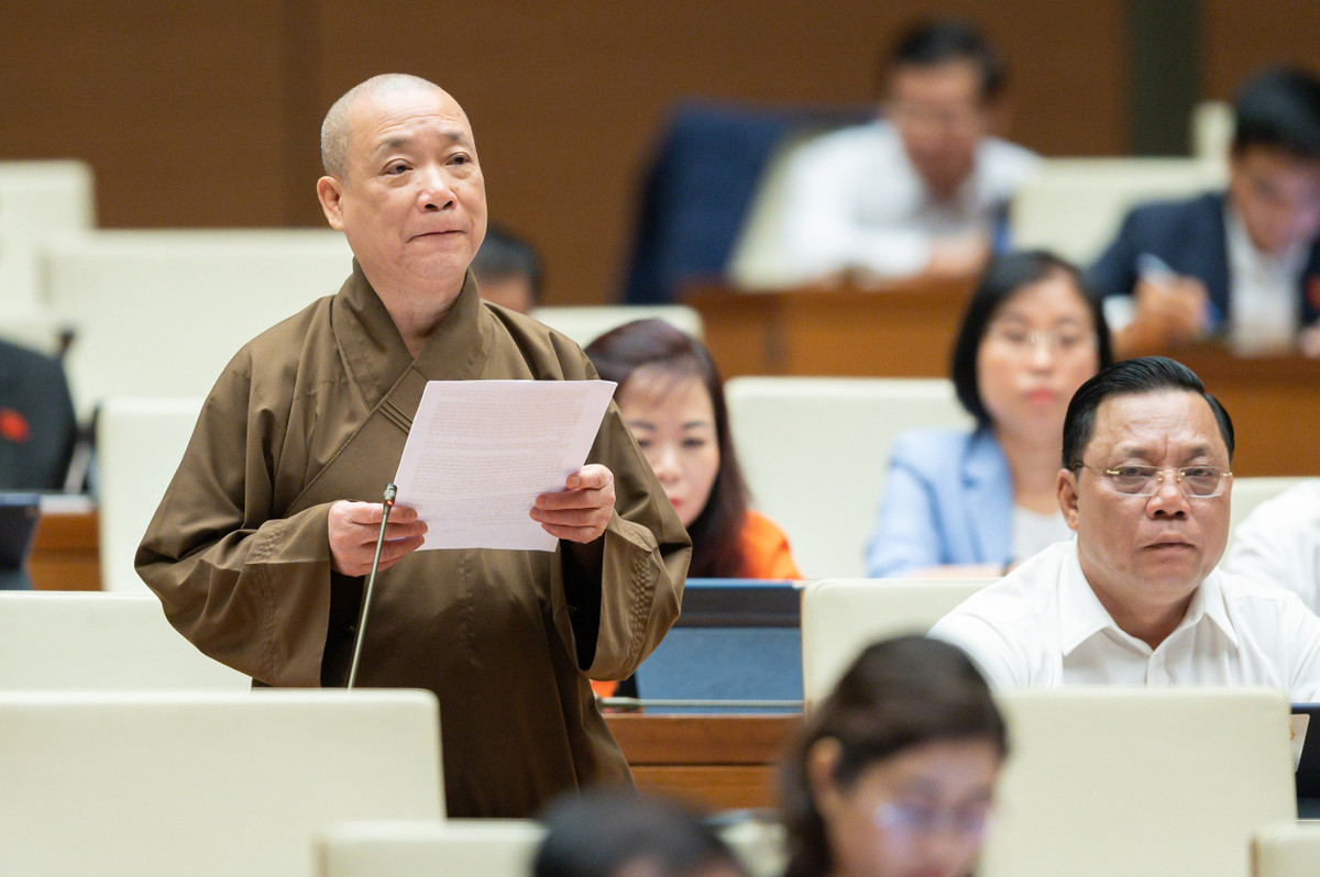 Hòa thượng Thích Bảo Nghiêm - Đoàn ĐBQH TP Hà Nội: “Cần làm rõ nguyên nhân tiền lương của người lao động, công chức, viên chức còn ở mức thấp, dẫn đến tình trạng cán bộ, công chức chuyển việc, nghỉ việc. Tình trạng này là do năng lực cá nhân chưa đáp ứng được yêu cầu công việc, hay do thiếu chính sách tái tạo, bồi dưỡng, hay do môi trường, văn hóa điều hành. Cần làm rõ để khắc phục kịp thời tình trạng này trong thời gian tới”.