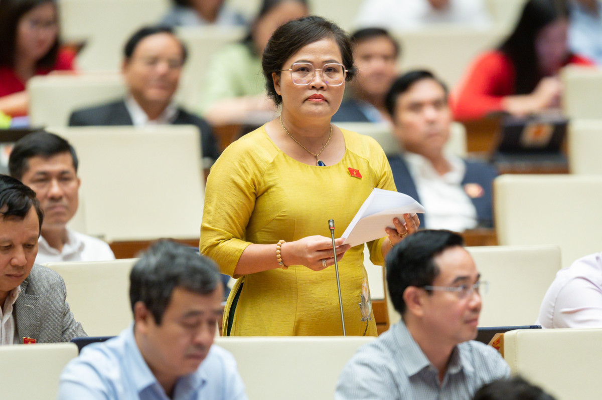  Đại biểu Nguyễn Thị Sửu - Đoàn ĐBQH tỉnh Thừa Thiên - Huế: "Môi trường sống, sự tác động của số hóa toàn cầu tạo ra những bất định dễ bị cuốn đẩy, chệch quỹ đạo văn hóa chuẩn mực. Vậy nên, chỉ tính ở góc độ văn hóa ứng xử, những hình ảnh hay câu chuyện nghịch văn hóa, thiếu văn hóa vẫn hiện hữu nơi này, nơi nọ trong các môi trường sống."