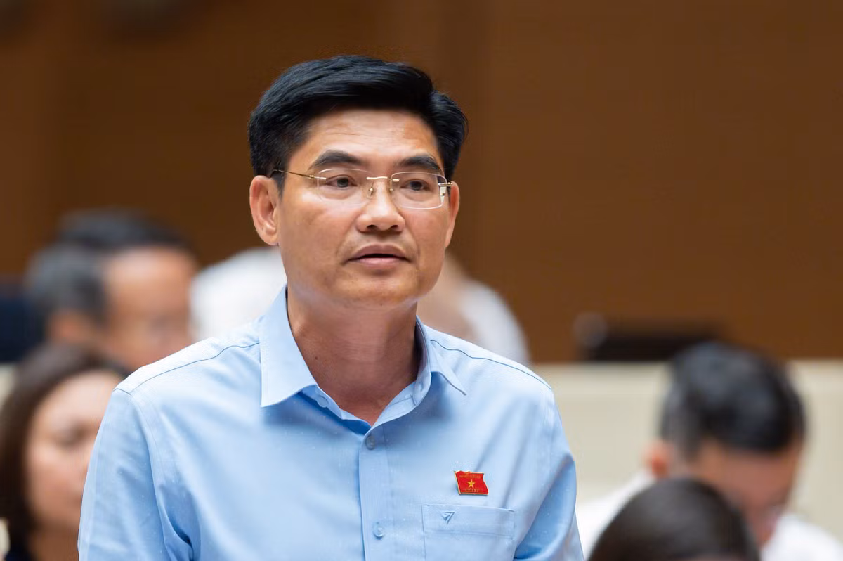  Đại biểu Nguyễn Thanh Hải - Đoàn ĐBQH tỉnh Thừa Thiên Huế: “Vừa qua, có thông tin bảo vật ấn “Hoàng Đế chi bảo” của vua Minh Mạng truyền đến đời vua Bảo Đại đã được đem ra đấu giá. Đại biểu cho rằng, đây là bảo vật biểu tượng của quốc gia, vì vậy, người giữ ấn và tổ chức đem ra đấu giá đều là bất hợp pháp, vì vậy, các Bộ, ngành cần tham mưu cho Chính phủ để dừng cuộc đấu giá, và dùng các biện pháp để đưa bảo vật quốc gia này trở về Tổ quốc, đảm bảo thực hiện đúng quy định của Luật Di sản văn hóa”. 