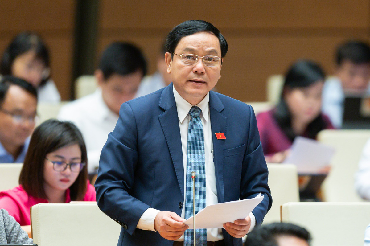  Đại biểu Hoàng Đức Thắng - Quảng Trị: "Từ ngàn xưa, ông cha ta đã có lời nguyền về những mối hiểm họa khôn lường "nhất thuỷ, nhì hỏa", ấy vậy mà công cuộc phòng thủy, phòng hòa của chúng ta hôm nay nhìn lại còn quá nhiều điều phải bàn, phải làm. Việc lũ lụt miền Trung, sạt lở, lũ quét vùng miền núi, xói lở bờ sông, bờ biển, nước triều dâng thường xuyên đã đành thì gần đây những thành phố lớn được đầu tư hiện đại đều lần lượt bất ngờ xuất hiện ngập lụt lớn."