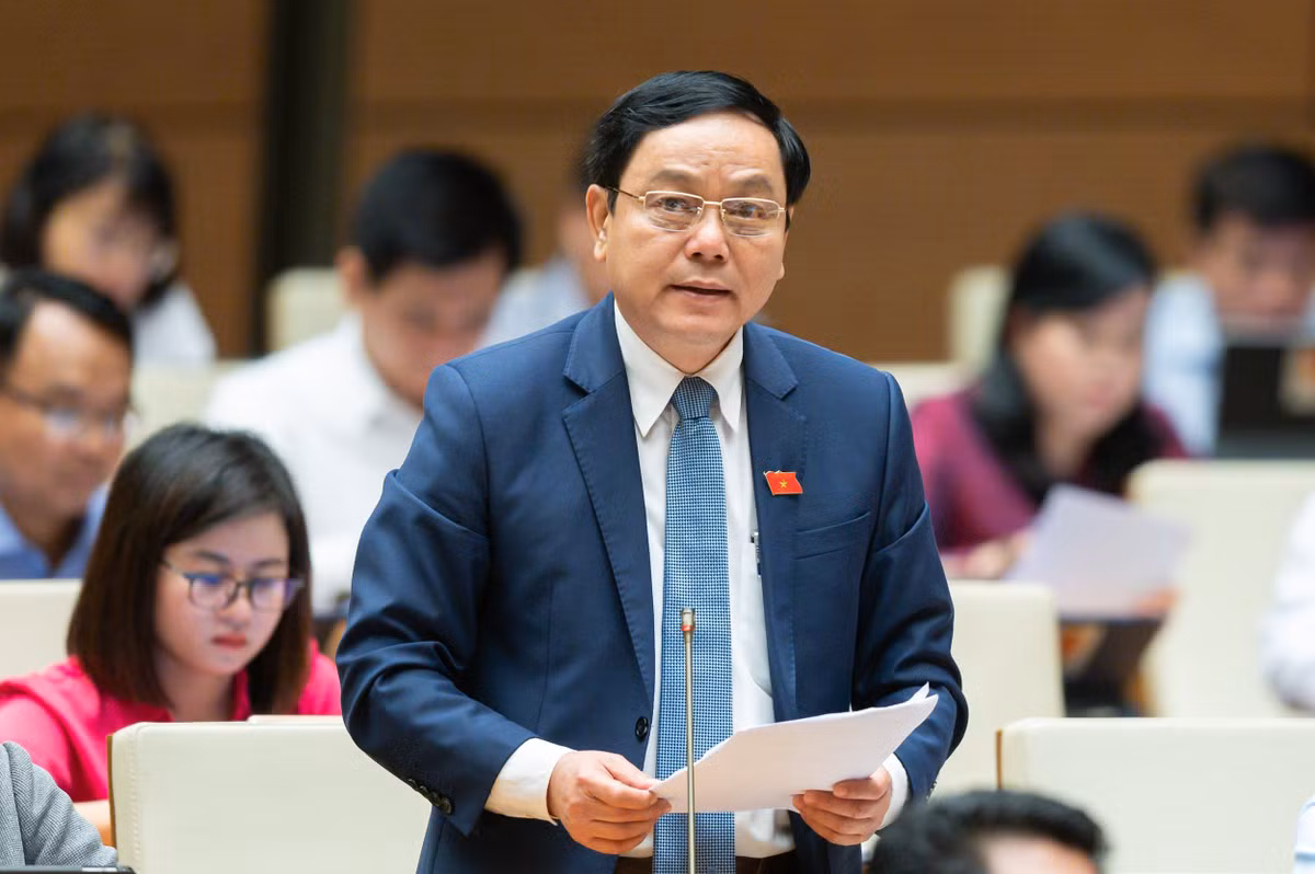  Đại biểu Hoàng Đức Thắng - Quảng Trị: "Từ ngàn xưa, ông cha ta đã có lời nguyền về những mối hiểm họa khôn lường "nhất thuỷ, nhì hỏa", ấy vậy mà công cuộc phòng thủy, phòng hòa của chúng ta hôm nay nhìn lại còn quá nhiều điều phải bàn, phải làm. Việc lũ lụt miền Trung, sạt lở, lũ quét vùng miền núi, xói lở bờ sông, bờ biển, nước triều dâng thường xuyên đã đành thì gần đây những thành phố lớn được đầu tư hiện đại đều lần lượt bất ngờ xuất hiện ngập lụt lớn."