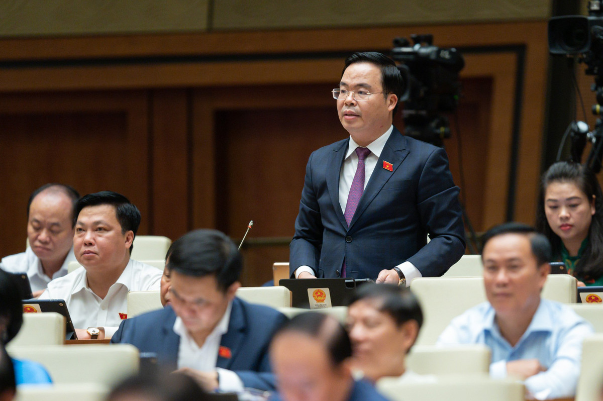  Đại biểu Trần Văn Khải - Đoàn ĐBQH tỉnh Hà Nam: “Tình trạng một bộ phận công chức sợ sai, đùn đẩy trách nhiệm, thực tế hiện nay có một bộ phận không nhỏ công chức của chúng ta rất có năng lực nhưng lại thiếu về động lực, hoặc họ giống như một số cầu thủ bóng đá còn cá độ hoặc đi lững thững trong những trận đấu quyết liệt, có tính sống còn hay chủ động bỏ ra ngoài sân khi trận đấu còn cần họ. Một thể chế mạnh mẽ, minh bạch, rõ ràng và hiệu lực cao sẽ tạo môi trường làm việc tối ưu, giúp cho công chức yên tâm làm việc, thu nhập chính đáng từ lương đủ nuôi mình, giúp đỡ gia đình…khi đó, nhiều người bình thường sẽ trở thành anh hùng khi đảm nhiệm những nhiệm vụ gian khó” 