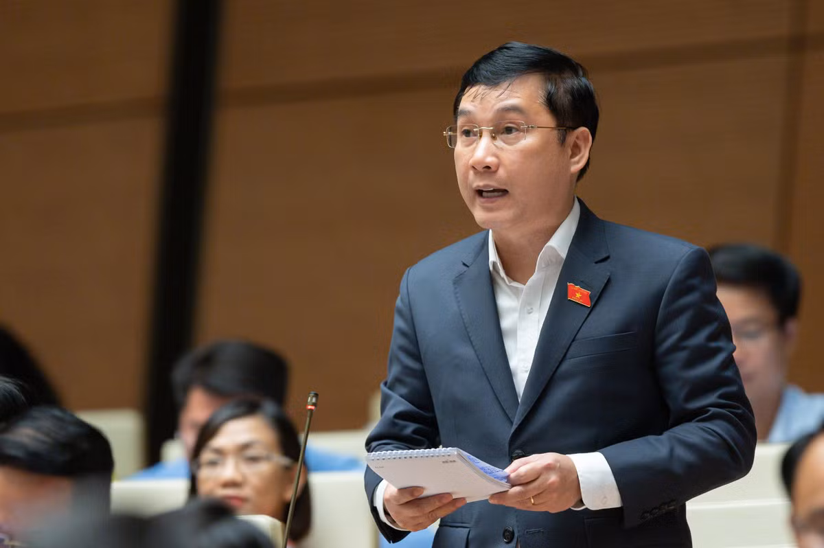  Đại biểu Lê Hoàng Anh - Gia Lai: "Việt Nam GDP tăng thì thế giới lại giảm, khi thế giới tăng thì Việt Nam lại thấp. Năm 2020 GDP Việt Nam đạt 2,91% thì thế giới âm 3,1%. Năm 2021 thế giới tăng 5,9% thì Việt Nam giảm còn 2,58%. Năm 2022 Việt Nam tăng đạt 8,0% thì thế giới giảm còn 2,4 đến 3,2%. Việt Nam có nền kinh tế rất mở nhưng ta lại ngược độ tăng trưởng GDP với thế giới. Nếu chúng ta xác định đi một mình để đi nhanh thì cũng cần phân tích, rút ra kinh nghiệm để chỉ đạo, điều hành bảo đảm tăng trưởng cao nhưng bền vững."