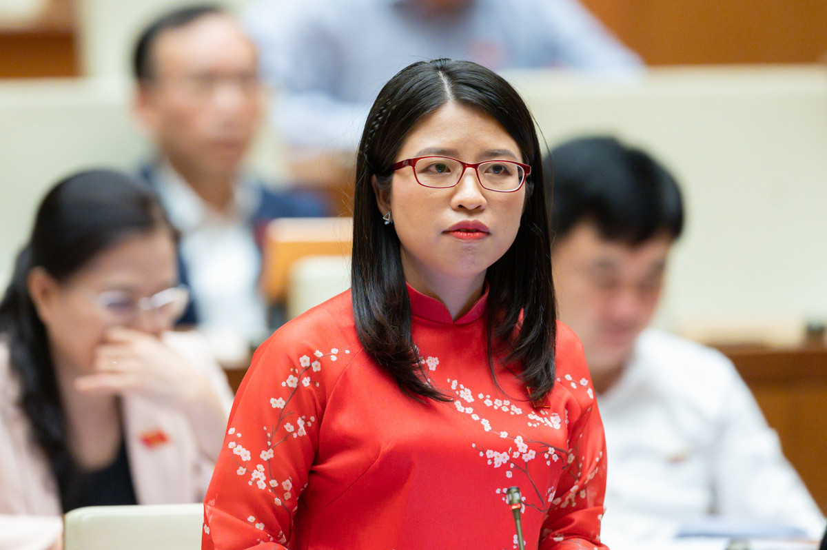  Đại biểu Nguyễn Thị Hà – Đoàn ĐBQH tỉnh Bắc Ninh: “Nguồn thu nhập khủng từ các nền tảng trực tuyến như trên Youtube, Tiktok, Facebook tạo ra nhiều trào lưu. Bên cạnh những video có giá trị về giáo dục, văn hóa tinh thần thì lại có nhiều bạn trẻ để nhanh chóng đạt được những mục tiêu tài chính đã thể hiện trên kênh cá nhân của mình những nội dung phản cảm, đi ngược thuần phong mỹ tục, bạo lực chỉ để câu like, câu view. Việc bất chấp để nổi tiếng theo cách này thể hiện lối sống thực dụng, suy thoái về tư tưởng của người tạo ra video. Đáng lo ngại là những video này lại dễ dàng thu hút sự chú ý của thanh niên, thậm chí nhiều trẻ em hằng ngày vẫn lướt xem.”