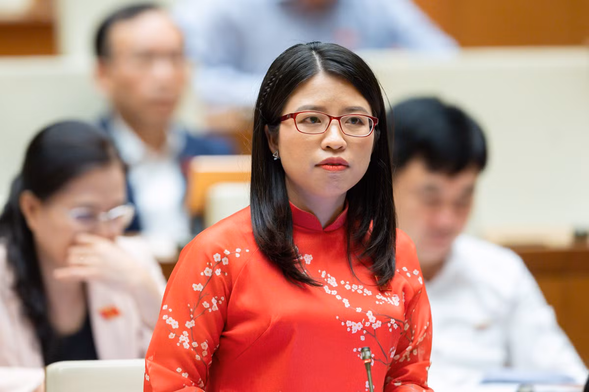  Đại biểu Nguyễn Thị Hà – Đoàn ĐBQH tỉnh Bắc Ninh: “Nguồn thu nhập khủng từ các nền tảng trực tuyến như trên Youtube, Tiktok, Facebook tạo ra nhiều trào lưu. Bên cạnh những video có giá trị về giáo dục, văn hóa tinh thần thì lại có nhiều bạn trẻ để nhanh chóng đạt được những mục tiêu tài chính đã thể hiện trên kênh cá nhân của mình những nội dung phản cảm, đi ngược thuần phong mỹ tục, bạo lực chỉ để câu like, câu view. Việc bất chấp để nổi tiếng theo cách này thể hiện lối sống thực dụng, suy thoái về tư tưởng của người tạo ra video. Đáng lo ngại là những video này lại dễ dàng thu hút sự chú ý của thanh niên, thậm chí nhiều trẻ em hằng ngày vẫn lướt xem.”