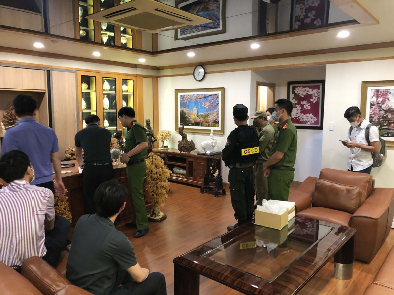 Cơ quan Cảnh sát điều tra, Bộ Công an ra quyết định khởi tố bị can, lệnh bắt bị can để tạm giam đối với 3 bị can thuộc Sở Y tế Quảng Ninh, gồm: Hoàng Đình Sơn (nguyên Phó Giám đốc Ban Quản lý dự án các công trình y tế, Sở Y tế tỉnh Quảng Ninh); Phạm Ngọc Dũng (chuyên viên Văn phòng UBND tỉnh Quảng Ninh, từng là chuyên viên Phòng Kế hoạch - Tài chính, Sở Y tế tỉnh Quảng Ninh); Nguyễn Quý Thịnh (chuyên viên Phòng Kế hoạch - Tài chính, từng là Trưởng phòng Hành chính tổng hợp của Ban Quản lý dự án các công trình y tế, Sở Y tế tỉnh Quảng Ninh) về tội "Vi phạm quy định về đấu thầu gây hậu quả nghiêm trọng".