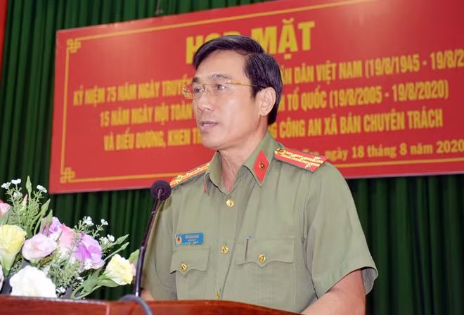 Đại tá Võ Hùng Minh, sinh năm 1966, quê quán xã Phú An, thị xã Bến Cát, tỉnh Bình Dương. Trình độ chuyên môn: Thạc sĩ chuyên ngành Nghiệp vụ an ninh (Đại học An ninh nhân dân), Đại học An ninh nhân dân chuyên ngành Điều tra tội phạm xâm phạm ANQG. Trình độ lý luận chính trị cao cấp và lần lượt đảm nhiệm các chức vụ tại công an tỉnh Bình Phước. 