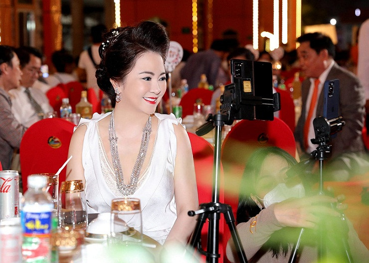 Con trai nop 10 ty bao linh, ba Nguyen Phuong Hang co duoc tai ngoai?