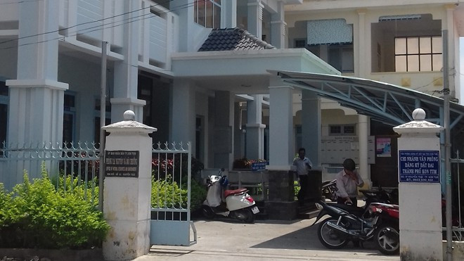  Nhân viên phòng đăng ký đất rút súng dọa bắn dân tại trụ sở: Sáng ngày 14/4/2017, tại trụ sở Chi nhánh văn phòng đăng ký đất đai TP Kon Tum, ông Nguyễn Quang Vinh đến để giao dịch, thì giữa ông Thọ và ông Vinh xảy ra mâu thuẫn, xô xát.