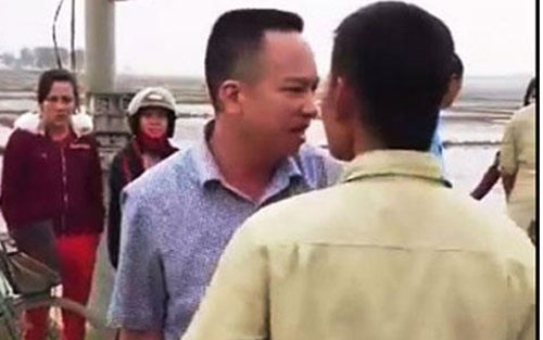 Bị người dân giữ lại, tài xế ô tô con đã buông lời chửi bới rồi sau đó mở cửa xe lấy ra một khẩu súng ngắn, cầm trên tay rồi buông lời lẽ thô bạo, dọa bắn… Công an địa phương đã có mặt tại hiện trường để giải quyết vụ việc.