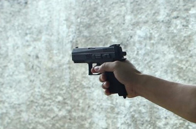 Ông Thọ mở cốp xe gắn máy lấy gậy 3 khúc tấn công, ông Vinh đưa tay ra đỡ bị gãy tay. Ông Thọ còn thò tay vào túi quần móc một khẩu súng nhắm vào ông Vinh dọa bắn. Những người chứng kiến phải đưa ông Vinh đi bệnh viện cấp cứu. Sau đó sự việc được báo cho cơ quan chức năng để giải quyết. Video: Tạm giữ tài xế cầm súng dọa “bắn vỡ sọ” người khác vì va chạm giao thông (Nguồn VTC14)