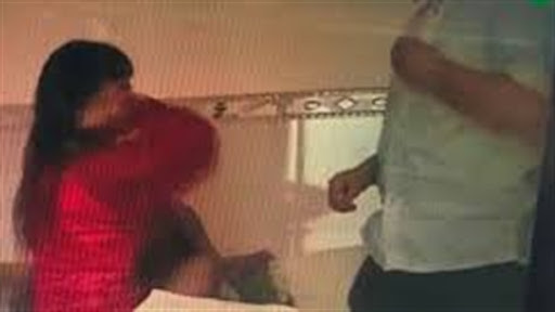  Khiển trách trưởng phòng GD&amp;ĐT ôm nữ giáo viên tại nhà riêng: Ngày 5/9, thông tin từ UBND huyện Bá Thước (tỉnh Thanh Hóa) cho hay Ban chấp hành Đảng bộ huyện Bá Thước đã có quyết định kỷ luật với hình thức khiển trách đối với ông Nguyễn Văn Tùng, Trưởng phòng GD&amp;ĐT huyện Bá Thước, do vi phạm đạo đức lối sống. Cụ thể, ông này có quan hệ ngoài hôn nhân với một nữ giáo viên.