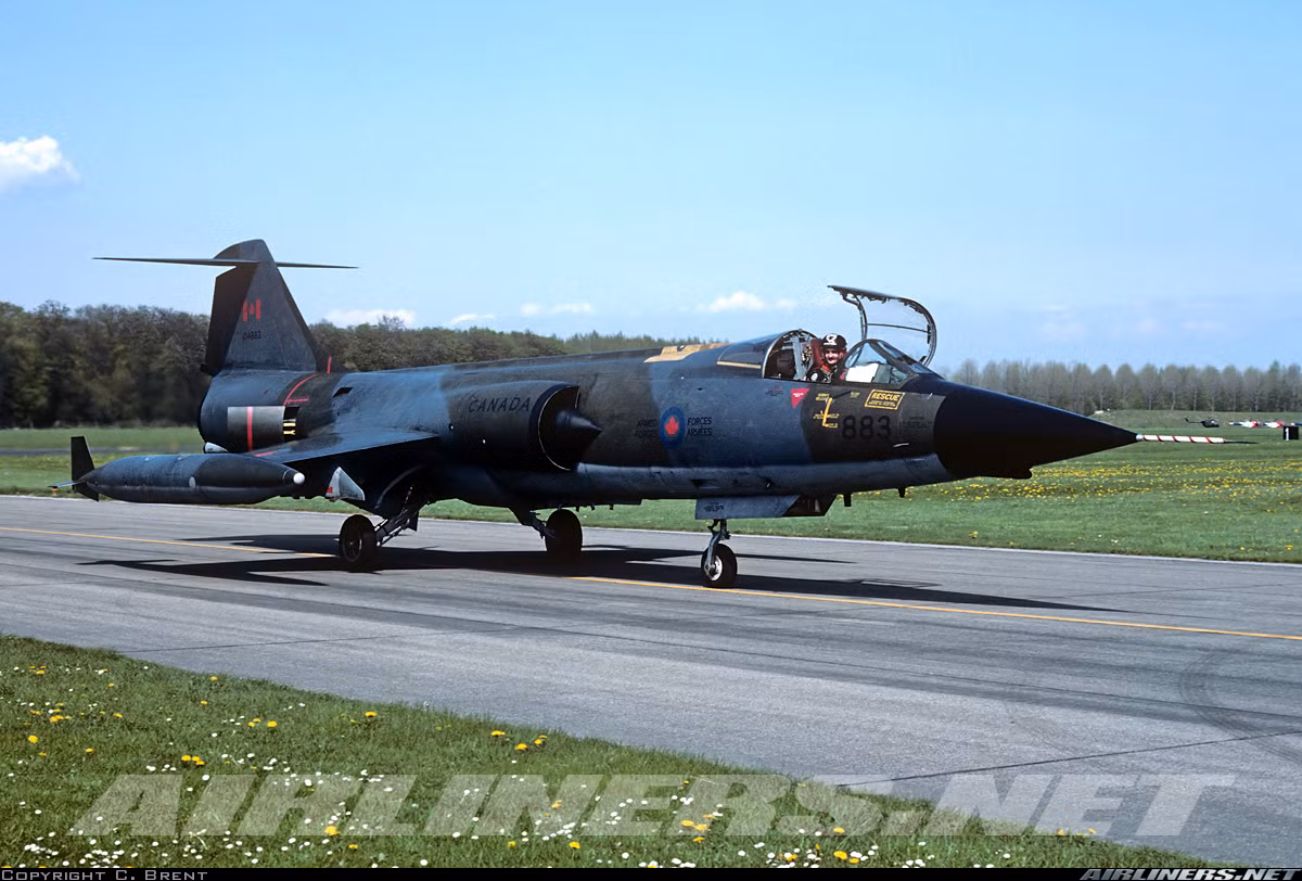 Nguyên nhân dẫn tới tỉ lệ tai nạn cực cao của tiêm kích F-104 không có một lý do nào chung nhất. Các nghiên cứu trong và sau này chỉ ra vì lỗi kỹ thuật, lỗi của phi công và thời tiết. Và một phần lỗi nằm ở kiểu ghế phóng khẩn cấp “đau khổ” của “chiến binh ngôi sao”. Theo đó, các phiên bản đầu đều dùng ghế phóng kiểu hướng xuống dưới thay vì bắn lên trên để tránh va phải cánh đuôi. Đã có khoảng 21 phi công Không quân Mỹ không thoát ra được khỏi máy bay hỏng của họ trong tình huống khẩn cấp ở cao độ thấp vì nó. Nguồn ảnh: Airlines.net