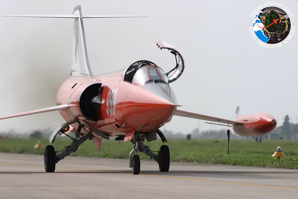 The Aviationist mới đây đã đăng tải loạt ảnh đẹp ghi lại chuyến bay cuối cùng của tiêm kích F-104 của Không quân Italy sau gần nửa thế kỷ phục vụ tích cực. Đây cũng là những chiếc F-104 cuối cùng trên thế giới. Nguồn ảnh: Aviationist