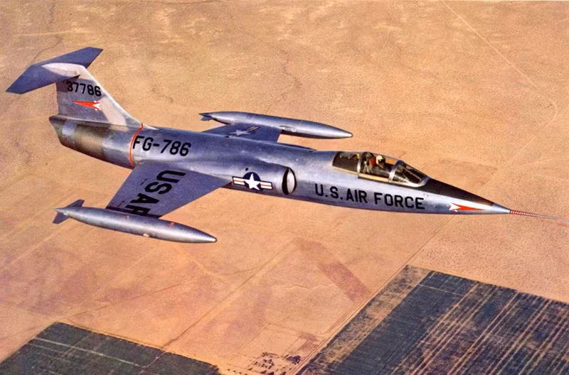 Dù mang cái tên chói lọi – “chiến binh ngôi sao” (Starfighter), tuy nhiên tiêm kích đánh chặn F-104 lại đem tới cơn ác mộng khủng khiếp với không quân Mỹ và đồng minh của Mỹ suốt chừng ấy năm nó phục vụ. Nguồn ảnh: Wiki