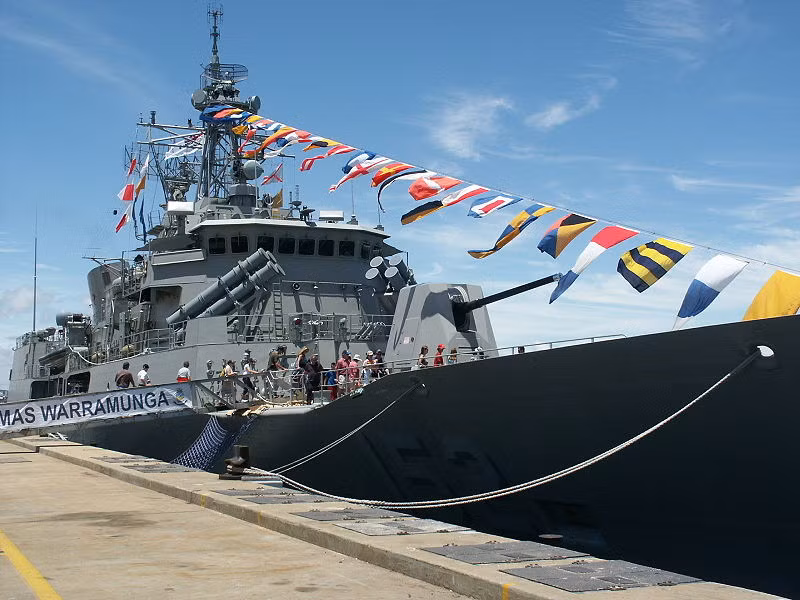 Lớp tàu này có lượng giãn nước toàn tải khoảng 3.810 tấn, dài 118m, rộng 15m, thủy thủ đoàn 170 người. Con tàu được trang bị một động cơ tuốc bin khí LM 2500 cùng 2 máy diesel MTU 12v 1163 TB83 cho tốc độ tối đa 27 hải lý/h, tầm hoạt động khoảng 11.000km. Nguồn ảnh: Wiki