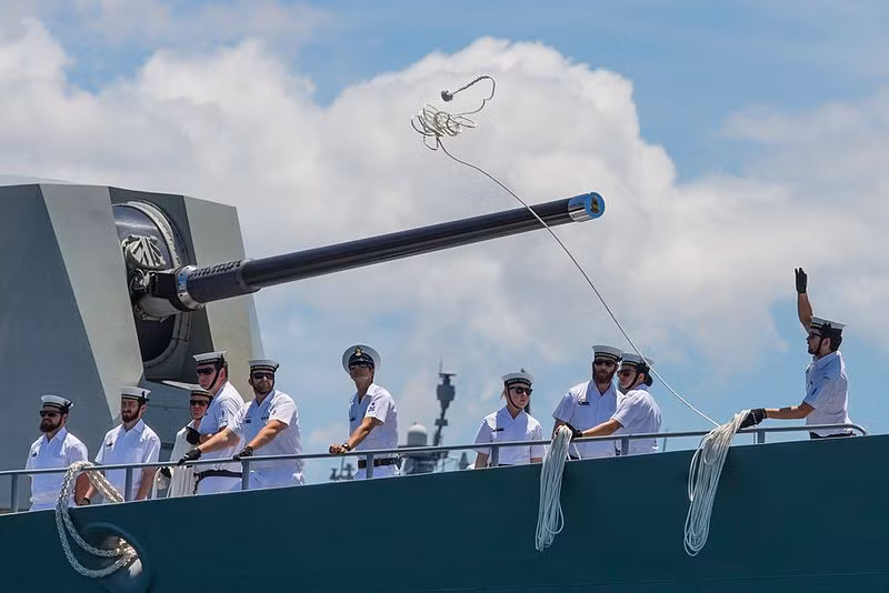 Con tàu được trang bị pháo hạm 127mm Mk 45 Mod 2 có tầm bắn 20-30km cùng 2 súng máy CIWS 12,7mm điều khiển tự động (RWS). Nguồn ảnh: Wiki