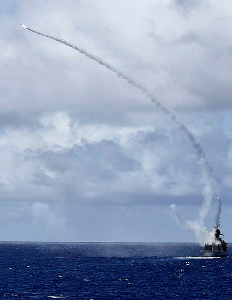Tuy nhiên, Mk41 VLS trên lớp Anzac không mang phóng tên lửa SM-2/SM-3 mà chỉ được trang bị tên lửa hải đối không tầm trung RIM-162 ESSM có tầm phóng 50km. Loại tên lửa này được đánh giá là hữu hiệu đối phó với tên lửa chống hạm tốc độ siêu âm. Ảnh: HMS Warramunga diễn tập phóng RIM-162. Nguồn ảnh: Wiki