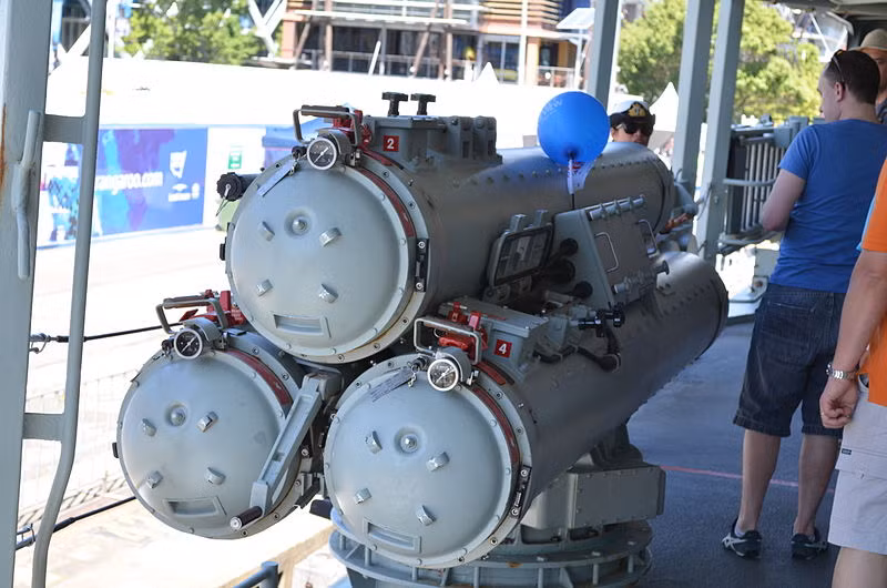 Và 2 bệ phóng ngư lôi 324mm Mod 5… Nguồn ảnh: Wiki