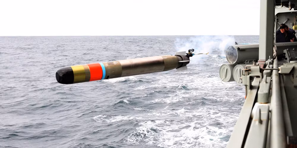 …với ngư lôi chống ngầm MU 90 có tầm bắn khoảng 23km với tốc độ thấp 29 hải lý/h hoặc chỉ 10km với tốc độ cao 50km/h, xuyên sâu xuống mặt nước 1000m. Ngư lôi được trang bị đầu dẫn sonar âm thanh chủ động hoặc bị động cùng khối chất nổ lõm 32,7kg. Loại ngư lôi này được đánh giá là khá "yên lặng" với động cơ điện pump-jet khiến chúng khó bị phát hiện. Đầu nổ PBX nổ lõm có khả năng xuyên thủng các tàu ngầm thân đôi của Liên Xô. Nguồn ảnh: Wiki