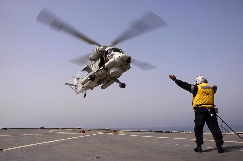 Năng lực chống ngầm của con tàu cũng khá tốt với hệ thống sonar gắn dưới thân cùng sonar kéo rê để phát hiện, theo dõi tàu ngầm. Hỏa lực tiêu diệt tàu ngầm gồm trực thăng săn ngầm S-70B-2 Seahawk hoặc SH-2G Super Seasprites... Nguồn ảnh: Wiki