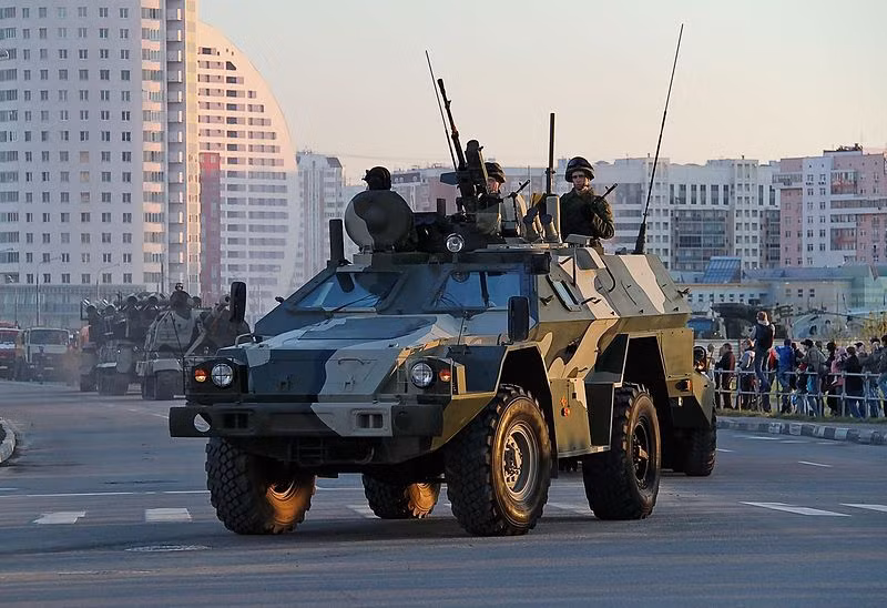 BPM-97 vốn được thiết kế trên khung gầm xe vận tải đa dụng KamAZ-4326. Nó có trọng lượng khoảng 10 tấn, dài 5,3m, rộng 1,9m và cao 1,83-2,3m. Nguồn ảnh: Wiki