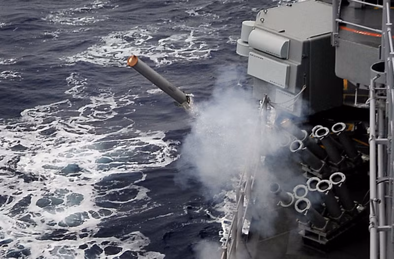 Khi tên lửa đối phương công kích, phát hiện và khóa mục tiêu thì coi như số phận chiến hạm đã được định đoạt. Cứu cánh trong tình huống này không phải súng, pháo, hay tăng tốc chạy cho nhanh mà lại là các lá nhôm rất mỏng và nhẹ được phóng ra từ các quả đạn. (Ảnh flickr.com)