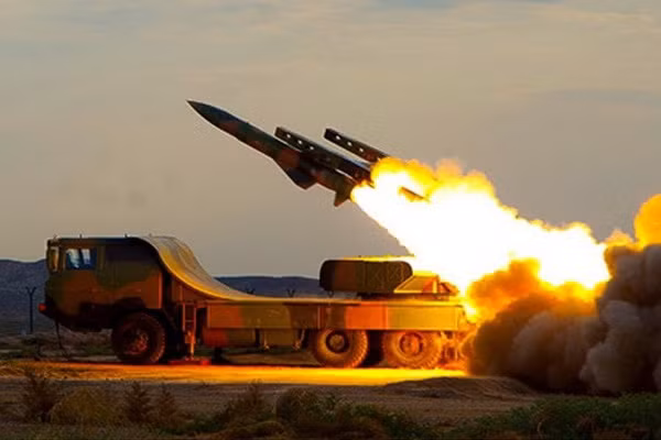 Tuy có thông số kỹ thuật khá cao, nhưng các phiên bản tên lửa phòng không KS-1 của Trung Quốc đều mắc phải nhược điểm chết người. Điều đó nằm ở cơ cấu bệ phóng, đạn tên lửa được treo dưới ray phóng (thay vì nằm phía). Cách bố trí này gây nhiều khó khăn cho quá trình khởi động tên lửa. Trong chiến đấu, động cơ tên lửa phải được khởi động trước khi hệ thống treo bung ra, nếu không quả đạn sẽ rơi ngay trên đầu bệ phóng. Rõ ràng là người Thái phải vô cùng cẩn trọng với loại tên lửa này. Nguồn ảnh: Chinamil