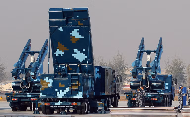 Một khẩu đội tiêu chuẩn tổ hợp tên lửa KS-1/1A hay HQ-12 gồm: một bộ radar mạng pha bị động; 4 bệ phóng (mỗi bệ 2 tên lửa); 24 đạn dự trữ và các thành phần hỗ trợ khác. Trong đó, loại radar được trang bị cho KS-1 khác nhau ở từng phiên bản. Phiên bản đầu tiên dùng loại SJ-202 của tổ hợp HQ-2, các phiên bản sau dùng đài mạng pha bị động H-200 có tầm theo dõi đến 100km, dẫn đường được cho 6 tên lửa bắn hạ 3 mục tiêu; đài SJ-231 có thể dẫn đường cho tới 8 tên lửa hạ 4 mục tiêu cùng lúc. Nguồn ảnh: chinamilitaryreview