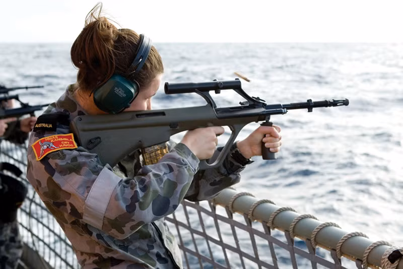 Súng trường tấn công F90 của Quân đội Úc: sử dụng cỡ đạn 5.56x45 NATO, với băng đạn 30 viên, tốc độ bắn 850 viên/phút. F90 nặng 3,25 kg, nòng dài 407 mm, có độ tin cậy cao và thời gian bắt mục tiêu nhanh. Nguồn ảnh: Wiki