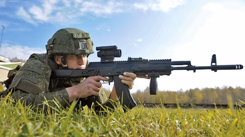 Súng trường tấn công AK-12 của Quân đội Nga: Thuộc lớp súng AK thế hệ thứ 5 có nhiều cải tiến so với AK-47, sử dụng hộp đạn 30 viên như AK-74 nhưng cũng có thể dùng các hộp đạn 60 - 95 viên. Trong khi đó, AK-103-4 là biến thể mới nhất của AK-47 sử dụng cỡ đạn 7,62 mm. Nguồn ảnh: Wiki