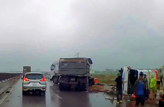 Xe cho giao vien va hoc sinh bi lat tren cao toc Dien Chau - Bai Vot-Hinh-2