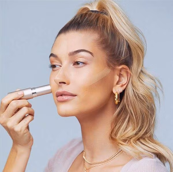 6 bí quyết đơn giản cho vẻ ngoài rạng rỡ như Hailey Bieber - Hình 3 6 bi quyet don gian cho ve ngoai rang ro nhu Hailey Bieber-Hinh-3