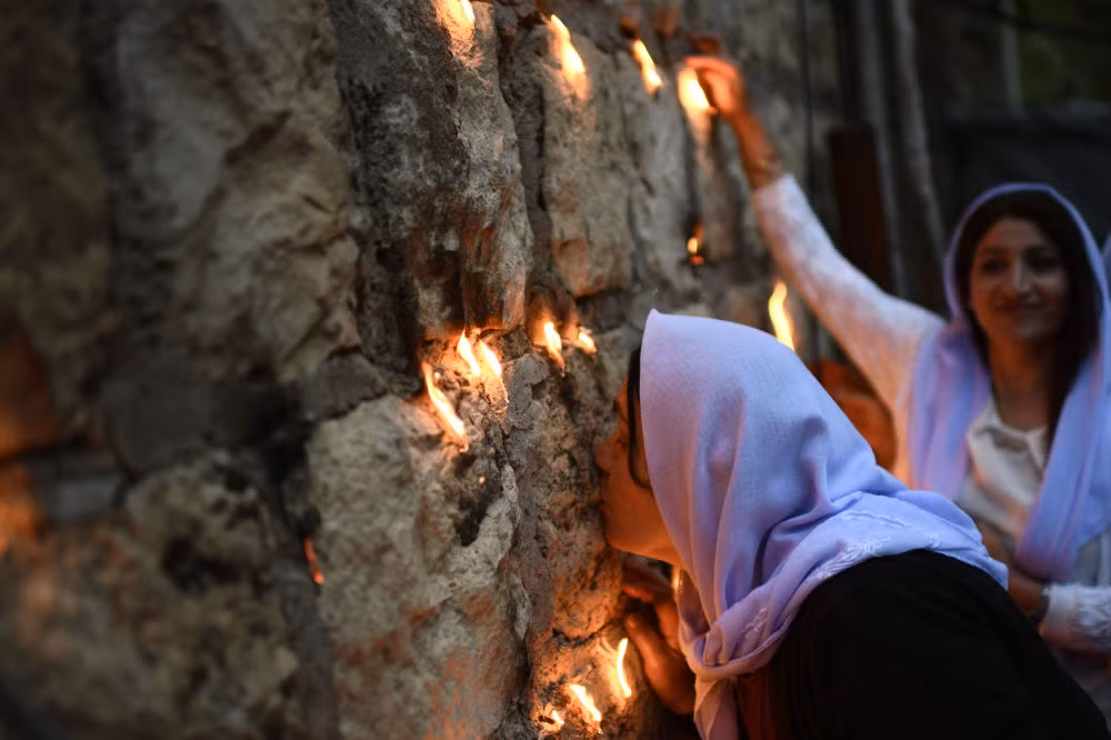 Buổi lễ này bắt đầu vào tối 18/4. Người Yazidi thắp nến ở tất cả ngóc ngách của ngôi đền.